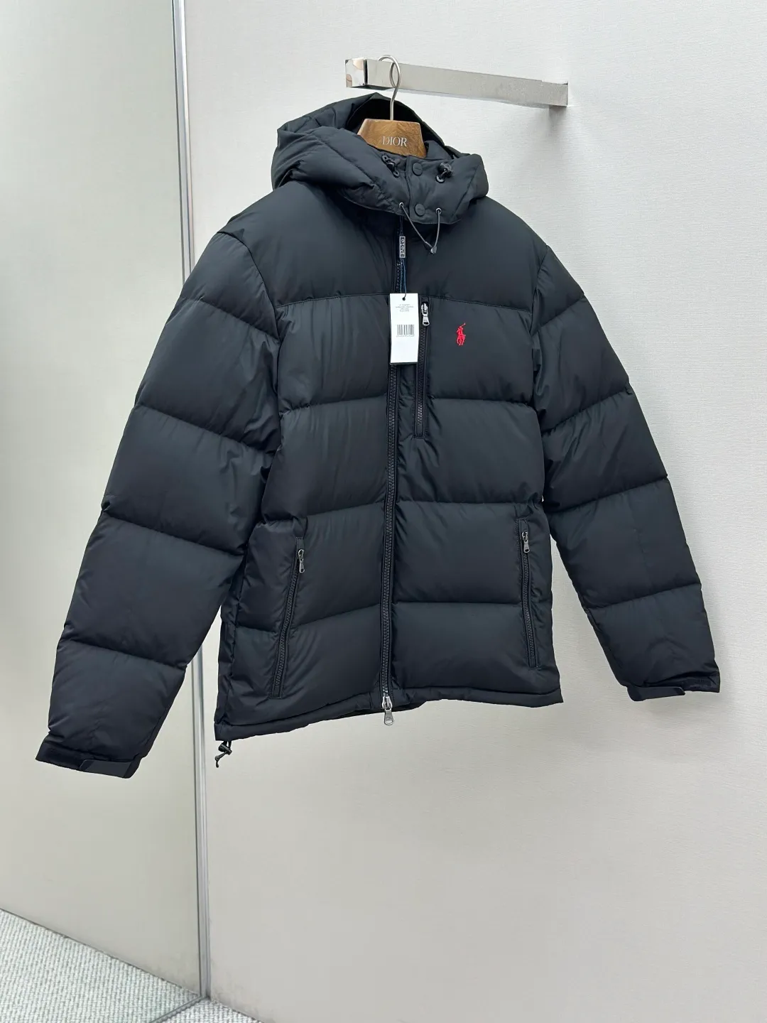 P950 Rah Lauren Classic Red Label Down Jacket. The nylon fabric has good windproof and waterproof properties, which can effectively block the intrusion of wind and rain from the outside and keep the inside dry. It is suitable for wearing in humid or rainy environments.  The chest label uses an imported MEO embroidery machine. It first scans the original pattern and then uses high-quality silk thread to make a pattern. The density effect is adjusted by continuous pattern making.  Detachable: Equipped with detachable nylon, users can easily disassemble or install it according to weather changes or personal preferences, which is both practical and convenient.  Exquisite details: the zipper design is simple and elegant, easy to operate; the closing design of the cuffs and hem effectively prevents the intrusion of cold wind, improving the warmth and comfort of wearing.   High-quality filling: 90 white duck down is selected, with a weight of 260g, ensuring excellent thermal insulation performance. After strict screening and treatment, the velvet is not easy to drill, ensuring durability. The hangtags, wash marks, air holes, and snap buttons are all custom-made from original molds.    Size: S-XL